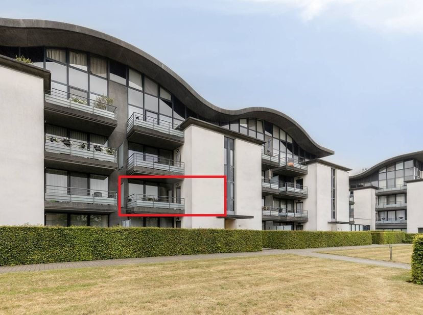 Instapklaar, kwalitatief afgewerkt appartement (eerste verdieping) langs de Raadsherenlaan met 2 slaapkamers, lichtrijke woonruimte, 2 terrassen (12m2