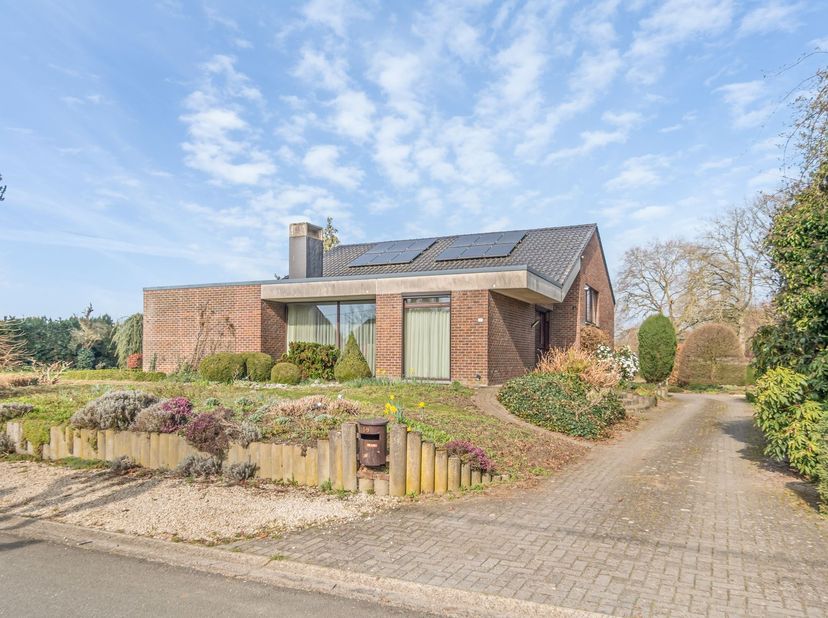 Deze charmante woning uit 1975 combineert het karakter van de originele bouw met hedendaags comfort. Recente energetische renovaties zorgen voor een l