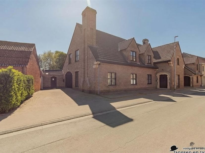 Villa spacieuse avec un potentiel exceptionnel EPC B.<br />
Découvrez cette propriété unique et polyvalente avec une surface habitable impressionnante