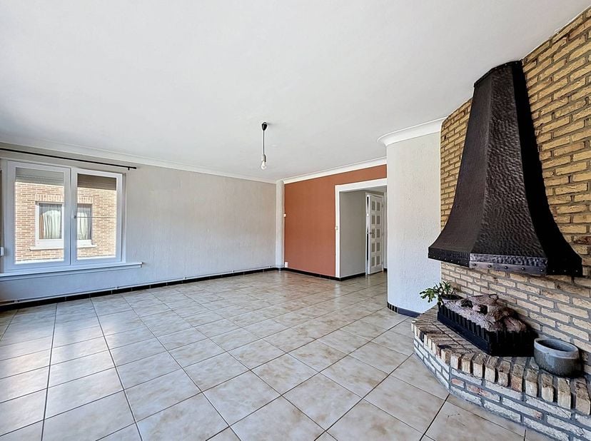 Het appartement is gelegen in een kleinschalig gebouw in een rustige woonwijk nabij winkels, horeca, openbaar vervoer,...<br />
<br />
Appartement op