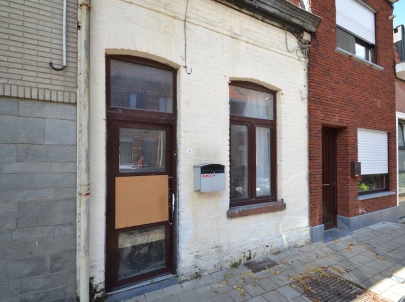 Te renoveren woning met tuin en tal van mogelijkheden aan de stadsrand van Kortrijk<br />
Op een rustige en gunstig gelegen locatie aan de stadsrand v