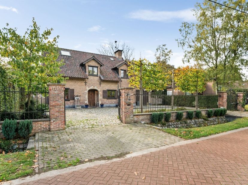 Charmante villa in fermettestijl met verwarmd zwembad op prachtig perceel van meer dan 1.000 m²<br />
<br />
In een rustige, groene en residentiële