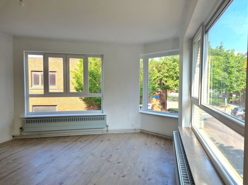 Instapklaar 2-slaapkamerappartement met zonnig terras<br />
<br />
Ligging: Het appartement is uitstekend gelegen in het verlengde van de jachthaven