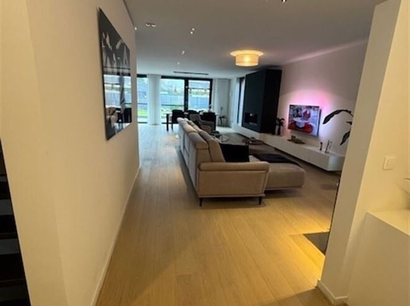 Moderne instapklare woning (216 m²) met 3 slaapkamers, aangelegde tuin en zwemvijver<br />
Ligging<br />
De woning is gelegen in de Karrestraat 56 te