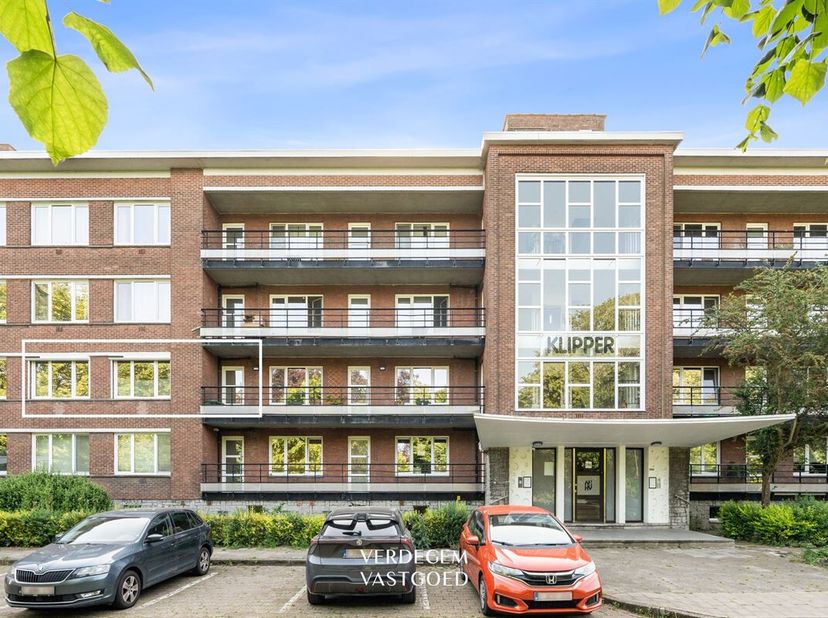 Situation<br />
Cet appartement fait partie d'un site résidentiel caractéristique de la période d'après-guerre.<br />
Les bâtiments librement plantés