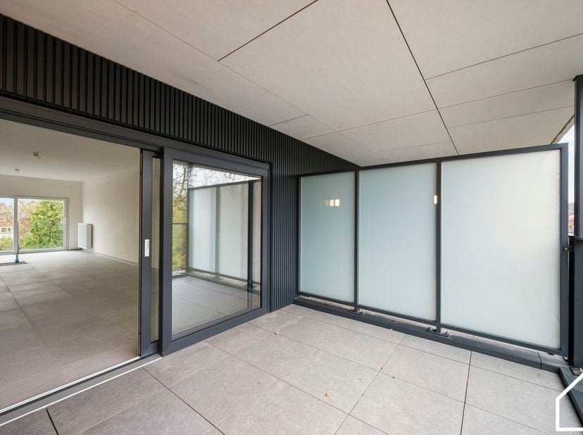 Appartement op de 1ste verdieping (90m²) bestaande uit een inkomhal met vestiaire en toilet, douchekamer met wastafel, wasruimte, 2 slaapkamers, ruime