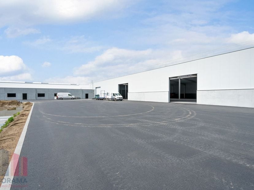 Hoogwaardig bedrijfsgebouw met een oppervlakte van 610 m².&amp;nbsp;De site is vlot bereikbaar dankzij de centrale ligging in Wichelen, met directe aanslu
