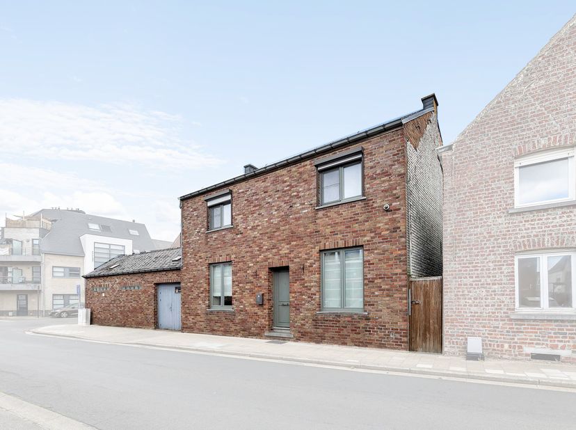 Op een uitstekende ligging in Okegem bevindt zich deze instapklare woning. Winkels, scholen en openbaar vervoer liggen op wandelafstand. Ook het trein