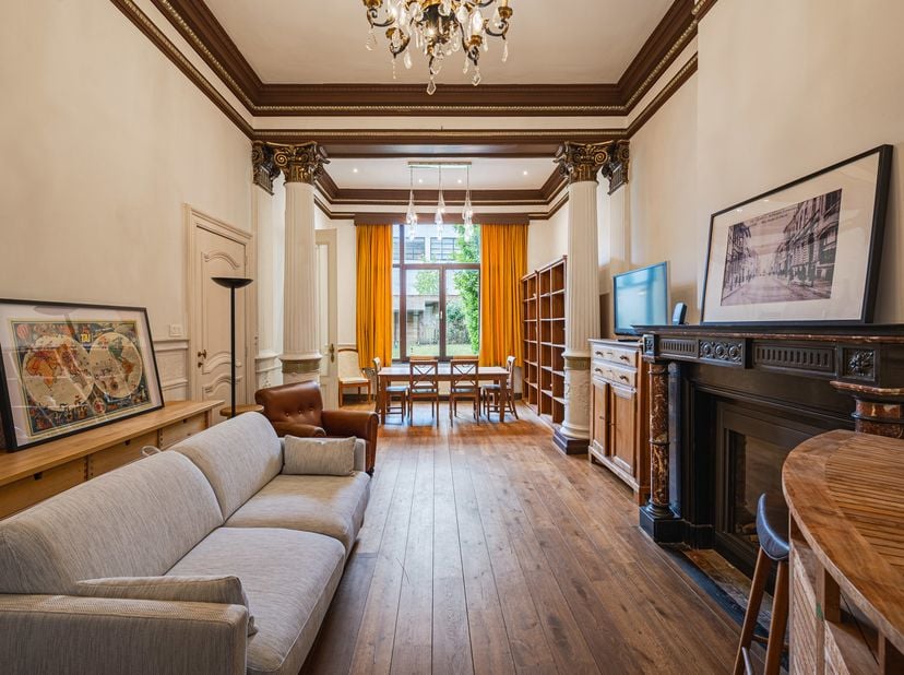 In het hart van Gent, op wandelafstand van het historische centrum, bevindt zich dit bijzonder lichtrijk en karaktervol herenhuis uit 1906, ontworpen
