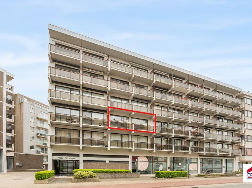 Te koop: ruime studio-appartement in het centrum van Koksijde, op korte afstand van zee, duinen en openbaar vervoer. Deze woning (bouwjaar 1976) biedt