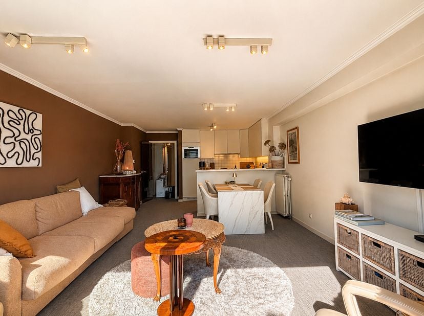 Gelegen op een centrale en gegeerde ligging in de gouden shopping driehoek en op wandelafstand van het strand ligt dit gezellig appartement op de derd