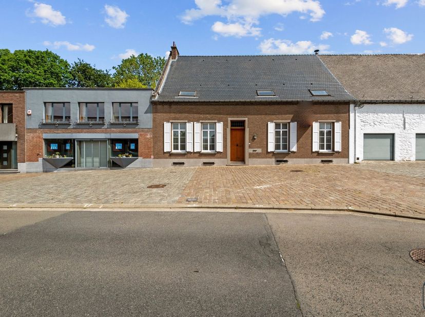 Charmante burgerwoning met authentieke elementen op het plein van Ghislenghien.<br />
Deze karaktervolle burgerwoning bevindt zich op een perceel van