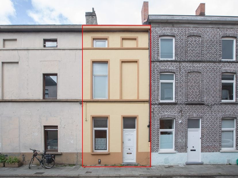CHARMANTE INSTAPKLARE WONING -<br />
Charmante en instapklare stadswoning op toplocatie te Gent.<br />
Deze gezellige stadswoning combineert een prakt