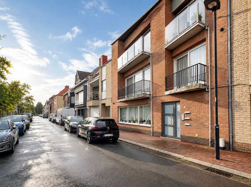 Bent U op zoek naar een ruim appartement, dan is dit appartement van maar liefst 109 m² zeker een bezoek waard. Gelegen in de dorpskern van Heist geni