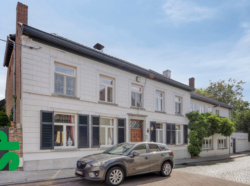 Zeer ruim herenhuis met een bewoonbare oppervlakte van 955m², gelegen op een perceel van 1HA 21A 94CA.<br />
Indeling gelijkvloers: inkomhall met gast