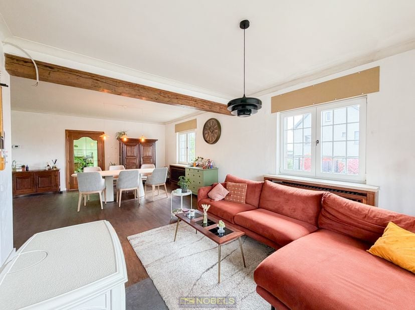CHARMANTE VILLA met een INSTAPKLAAR KARAKTER, gelegen op een VLOT BEREIKBARE LOCATIE te Geraardsbergen. Deze eigendom combineert RUIME WOONVOLUMES met