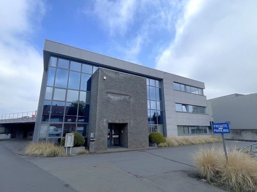 400m² kantoren op 2de verdieping in stand alone gebouw<br />
Ligging: vlakbij A12, met bushalte op wandelafstand<br />
Specificaties: volledig ingedee