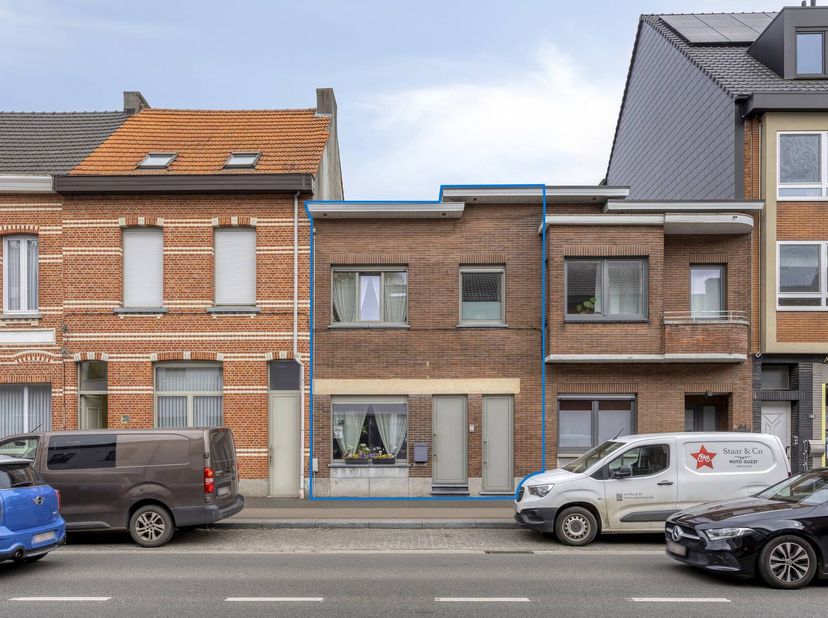 Deze gerenoveerde gezinswoning bevindt zich op een uitstekende locatie, dicht bij het winkelcentrum, openbaar vervoer, scholen en het park van Kapelle