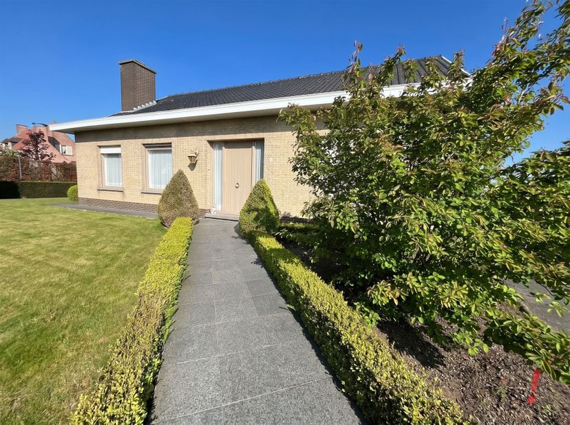 Alleenstaande woning op een hoekperceel van 926 m2.<br />
Deze woning heeft een inkomhal met vestiaire, ruime woonkamer met eet-en zithoek, koele ber