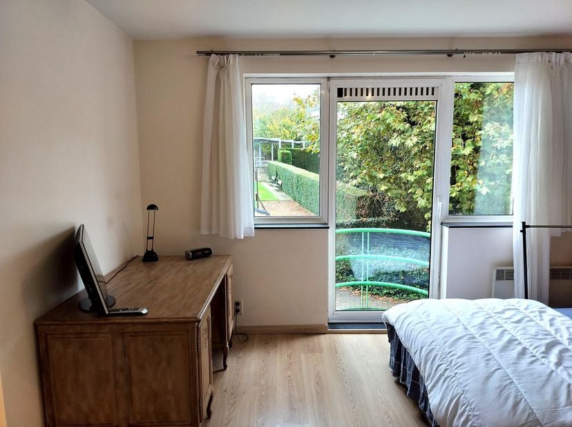 Dit instapklaar appartement bevindt zich op de eerste verdieping aan de achterzijde van het gebouw. Vanuit de lichtrijke leefruimte met keuken heb je