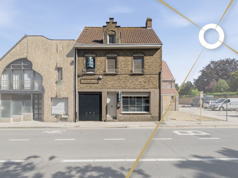 Op zoek naar een ruime gezinswoning op een centrale ligging? Deze charmante halfopen bebouwing in het centrum van Diksmuide biedt tal van mogelijkhede