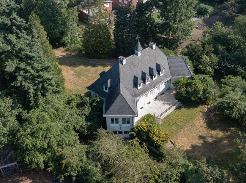 Deze villa of in de volksmond " Het kasteel van de burgemeester" is gelegen op een totale grondoppervlakte van&amp;nbsp; 2 ha 52 are en 19 ca.<br />
De gr