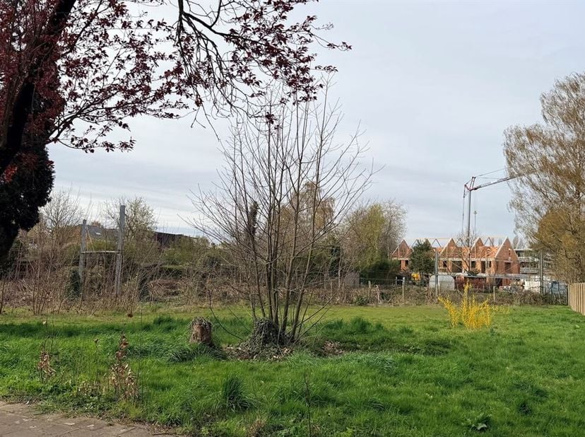 Dans la paisible Bremveldlaan se trouve ce terrain à bâtir d'une superficie de 397 m², adapté à un HOB.<br />
Pour plus d'informations et pour connaît