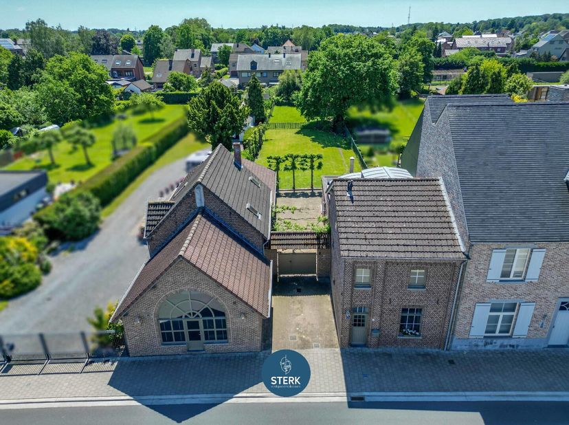 CHARMANTE GEZINSWONING (EPC B) MET PRAKTISCHE BIJBOUW TE NEERHAREN !<br />
We vinden deze halfopen bebouwing met een bewoonbare oppervlakte van 254 m²