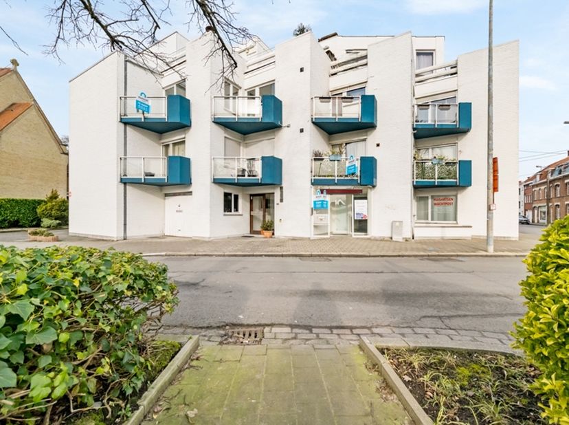 onder optie<br />
Op zoek naar een ruim gelijkvloers pand met tal van mogelijkheden? Dit eigendom van ca. 140 m² biedt een uitstekende kans voor wie e