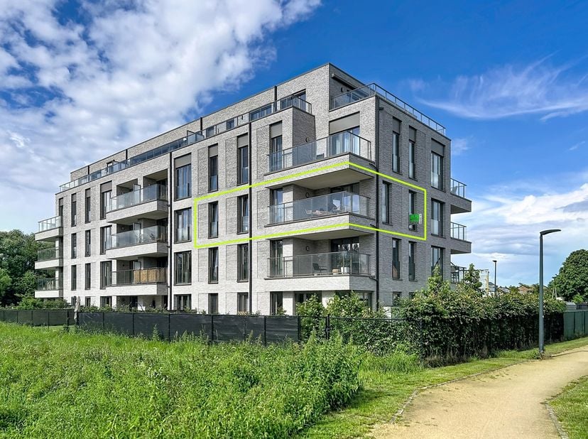 Modern en energiezuinig 2-slaapkamer appartement op de tweede verdieping (met lift). Het appartement omvat een inkomhal, gastentoilet, leefruimte met