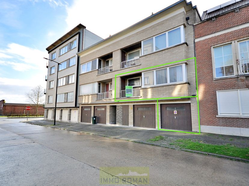 In de Albert Vandeputtestraat, een rustige woonwijk nabij het centrum van Ronse treffen we dit appartement. Gunstig gelegen op wandelafstand van het b
