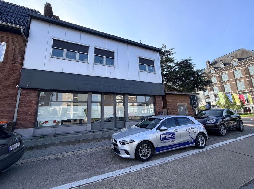 Ontdek deze unieke combinatie van een commerciële ruimte en een 2-slaapkamer-apprtement  in hartje Maasmechelen. Dit ruime pand van 162 m² biedt tal v