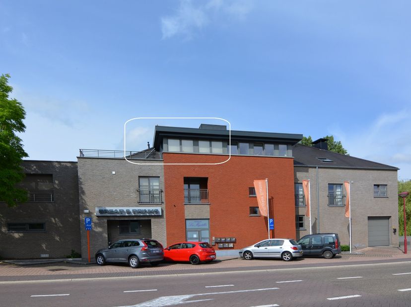 INDELING :<br />
- VERDIEPING 2: Gezellige woonkamer met open keuken, ingericht met vitro-keramisch fornuis, afzuigkap, koelkast, vaatwasmachine en du