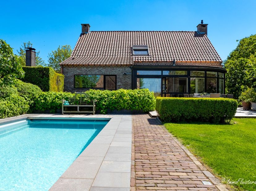 In de welvarende gemeente Hove ligt deze prachtige villa met een gemakkelijke verbinding naar Antwerpen. Dit eigendom biedt de ideale thuis met een to