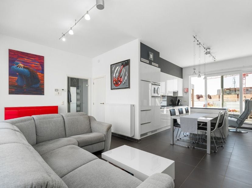 À vendre : penthouse prêt à emménager avec 2 terrasses au cur d'Ostende Découvrez ce penthouse prêt à emménager, idéal comme résidence principale, rés