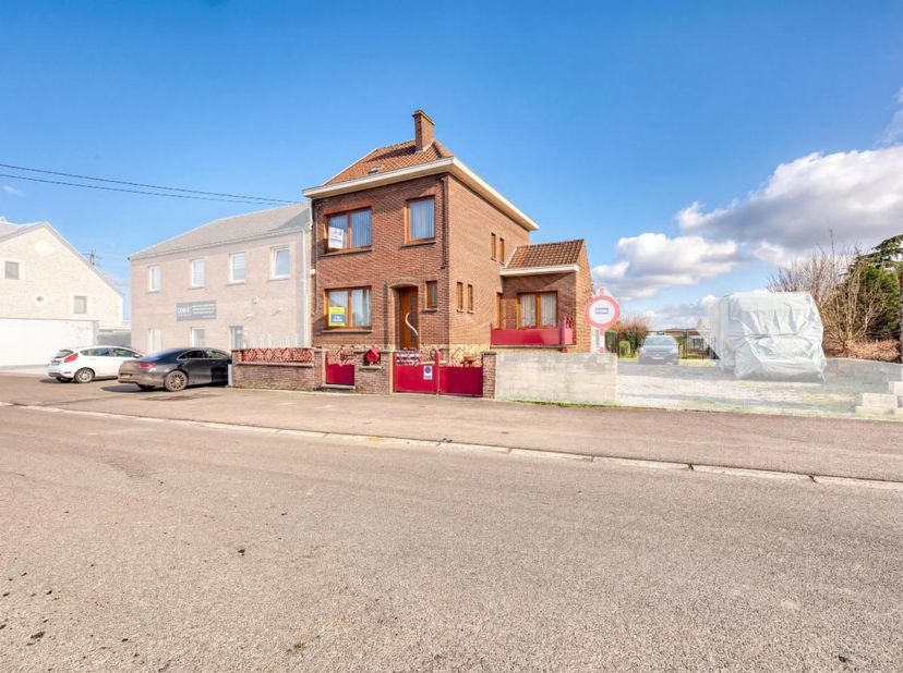 MAISON AVEC JARDIN, GARAGE &amp; TERRAIN<br />
<br />
Ville de Charleroi - Monceau-sur-Sambre :<br />
<br />
1/ Une maison d’habitation sise rue de Landel