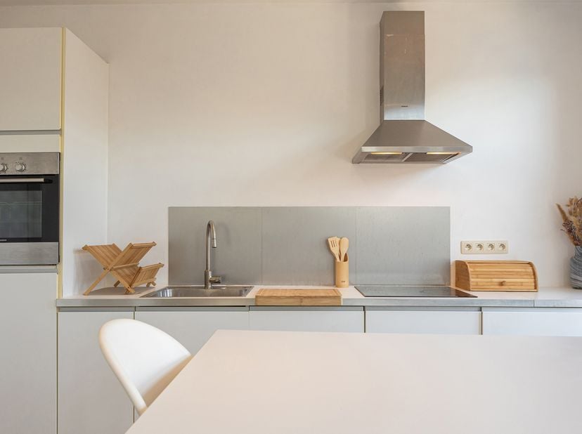 Dit charmant appartement bevindt zich op de tweede verdieping van een kleinschalig gebouw. In de directe omgeving treft u winkels, scholen en openbaar