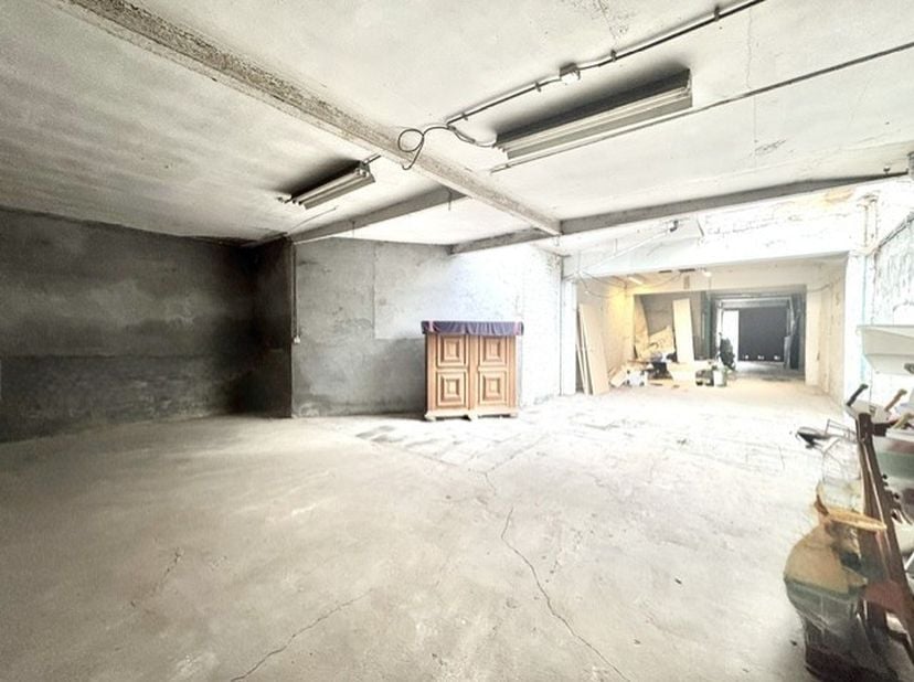 Vlakbij het Campo Santoplein op centrale ligging vlakbij alle invalswegen en centrum Gent staat dit magazijn/ deze opslagplaats te huur; Gelegen nabij
