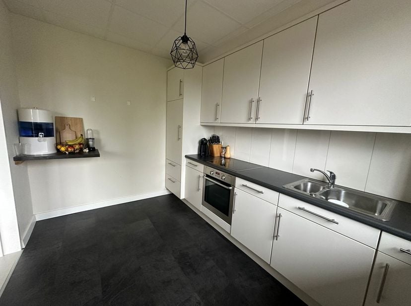 Mooi gerenoveerd 2 slaapkamer appartement te Achel op een steenworp van de Nederlandse grens!<br />
<br />
Dit volledig gerenoveerde appartement vinde