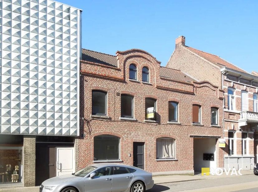 Op de voorzijde van het gebouw bevinden er zich 3 appartementen.  Een per verdiep met telkens 2 slaapkamers.  Op de achterzijde van het gebouw zijn er