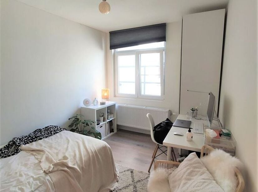 ENKEL VOOR STUDENTEN - ONLY FOR STUDENTS<br />
Deze studentenkamer is zeer centraal gelegen in het centrum van Antwerpen. De kamer is gemeubeld en hee