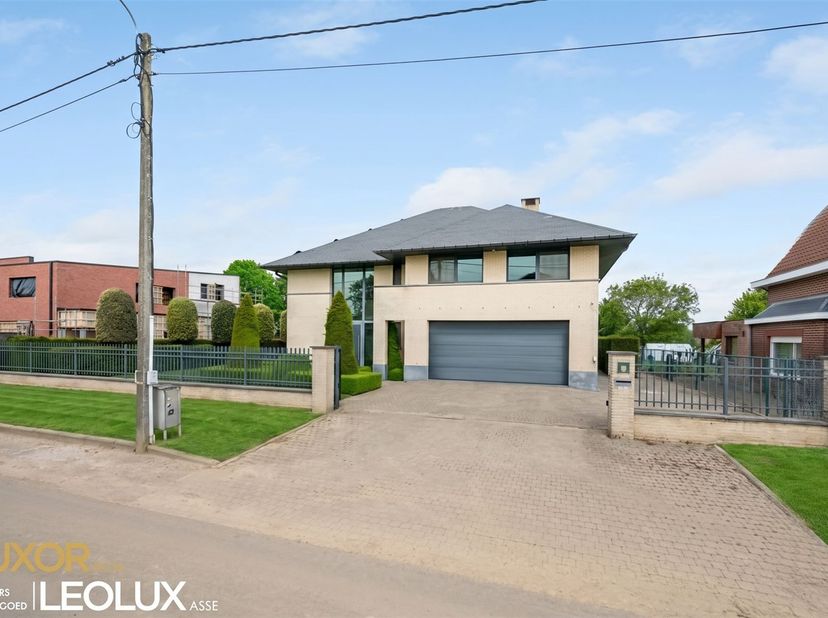 Immo Leolux biedt deze moderne en ruime gezinswoning aan in Meise. Ideaal voor wie comfort, stijl en energiezuinig wonen zoekt. De woning beschikt ove