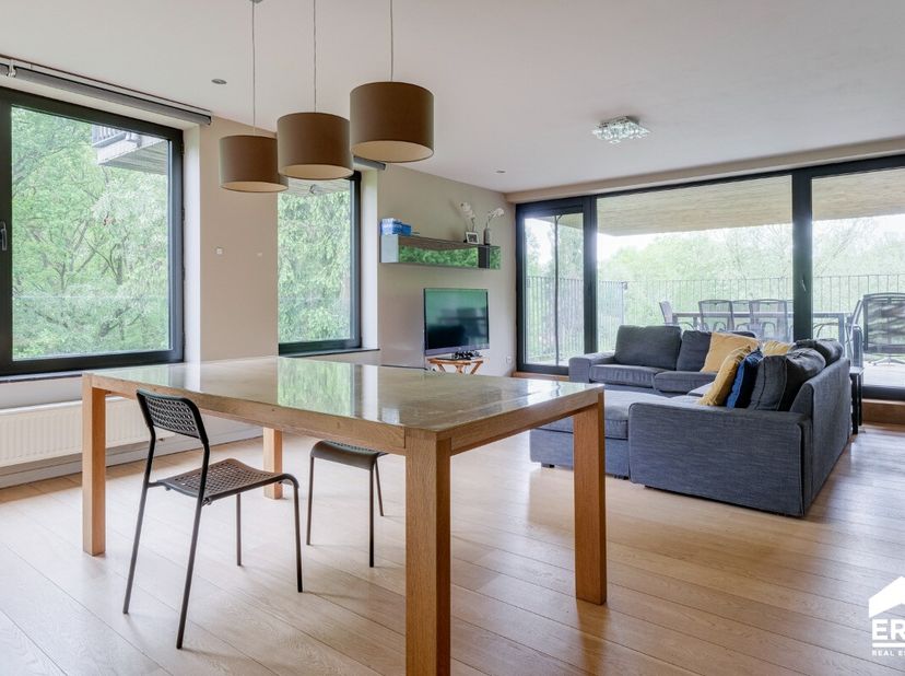 vendre : appartement spacieux à Genk, situé au calme au cur de la verdure. Cet appartement économe en énergie (label B) construit en 2008 offre 125 m²