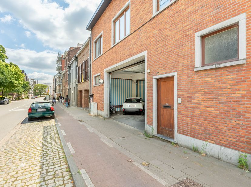 In de Brouwersstraat, pal in het centrum van Leuven, bevindt zich dit uitzonderlijk woonwerkpand met een totale oppervlakte van 575 m². Het eigendom c