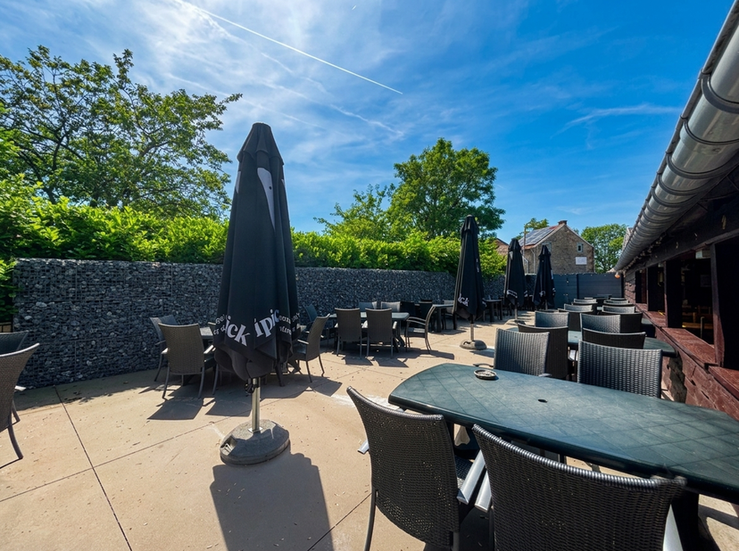 REZ DE CHAUSSEE COMMERCIAL de ± 520m² : <br />
- Bar de ±38m² sur carrelage,<br />
- Fumoir de ±11m² sur carrelage, <br />
- WC sur carrelage, <br />