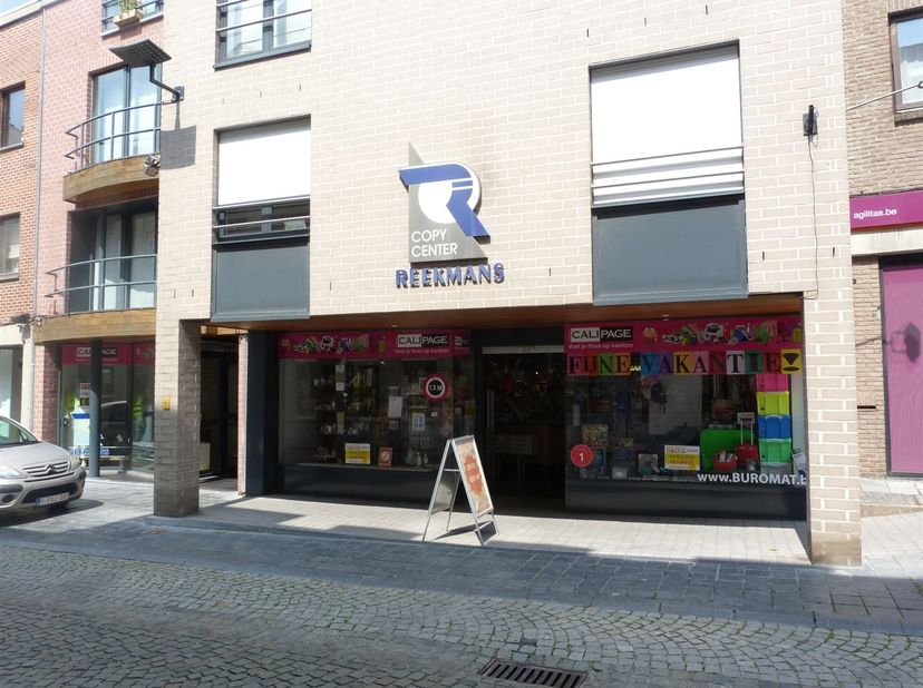 Te midden van het commerciële stadscentrum van Sint-Truiden treffen we aan de Diesterstraat 13 dit handelspand met een bruikbare oppervlakte circa 400