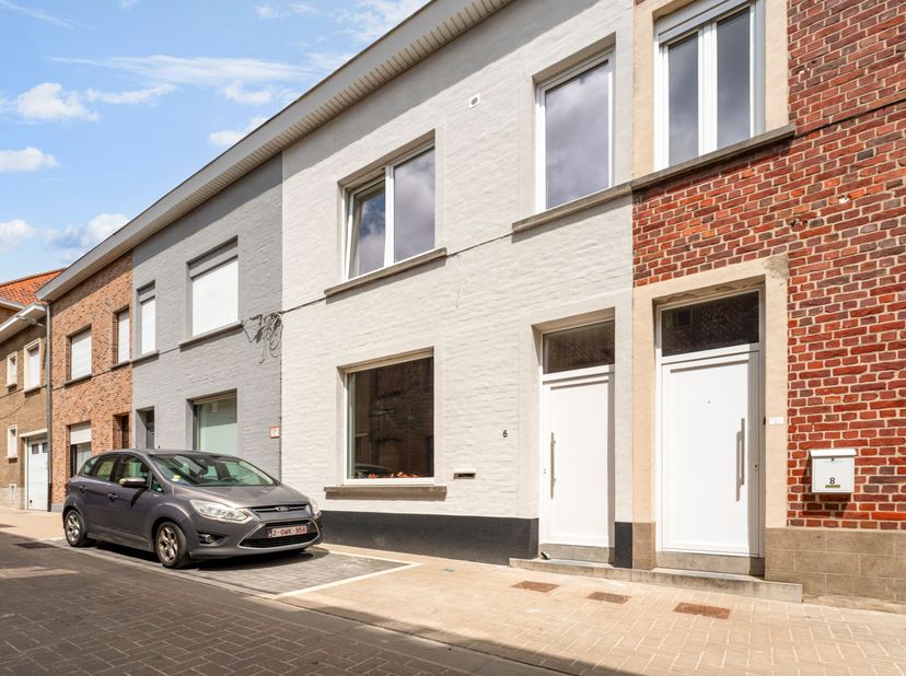 Deze instapklare woning werd anno 2026 volledig gerenoveerd en beschikt over een aangelegde tuin met terras.<br />
Horeca, warenhuizen, scholen,... zi