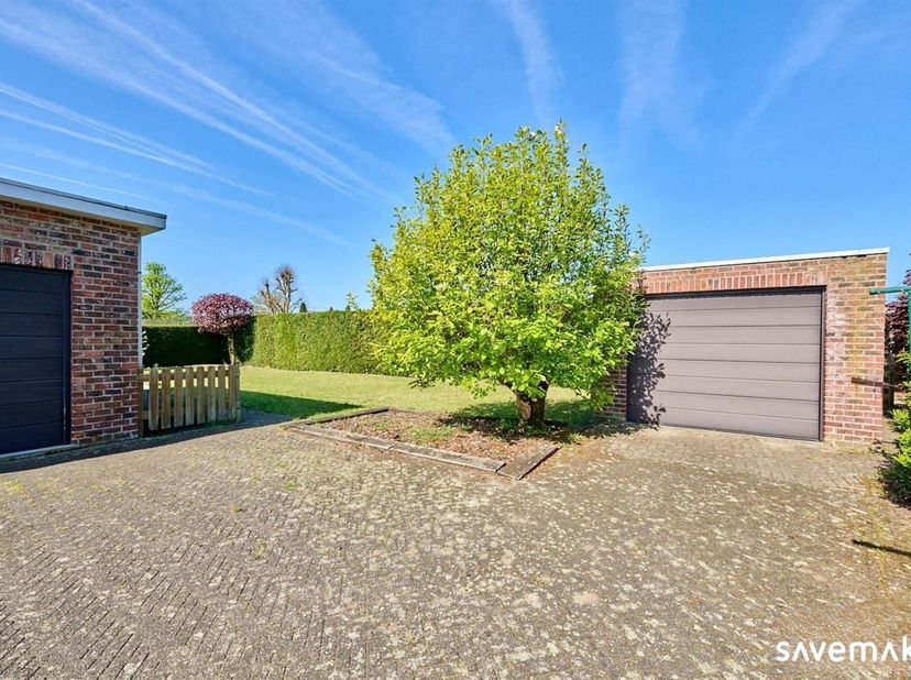 Deze gelijkvloerse woning is gelegen in de mooiste laan van Leopoldsburg.<br />
<br />
U zal merken dat je hier zonder enige (renovatie)zorgen kan i