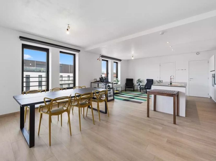 Dit moderne penthouseappartement bevindt zich in het centrum van Vilvoorde en biedt een bewoonbare oppervlakte van maar liefst 158 m².<br />
Bij het b