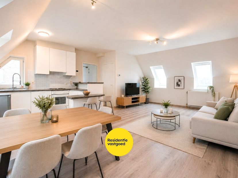 In het centrum van Veurne bevindt zich dit aangename instapklare dakappartement van 61 m², perfect voor wie comfortabel en centraal wil wonen. De vele